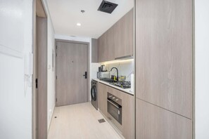 Kühlschrank, Mikrowelle, Herdplatte, Toaster