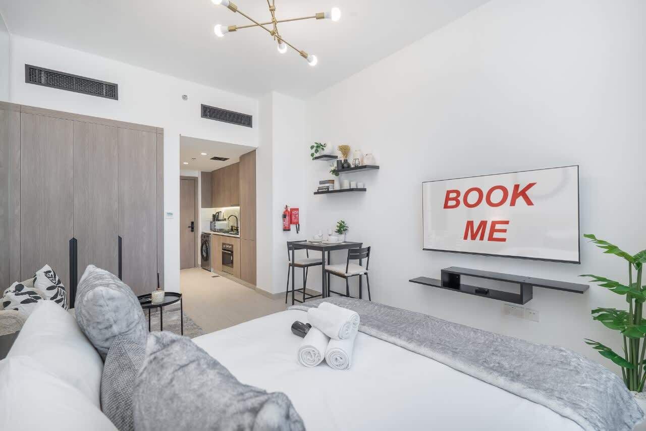 Escritorio, tabla de planchar con plancha, wifi