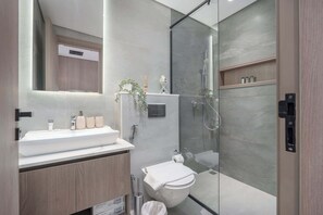 Een douche, zeep, shampoo