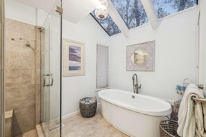 Dusche, Haartrockner, Handtücher, Shampoo