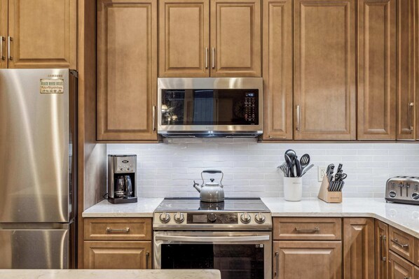 Refrigerador, microondas, horno, placa de cocina