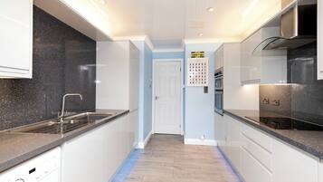 Standard House | Private kitchen | Espresso maker, electric kettle