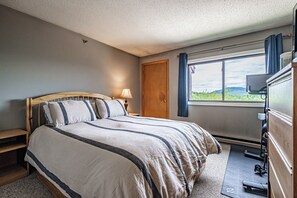 2 bedrooms, travel cot, WiFi, bed sheets - Two bedroom North Peak Condo (Newry)