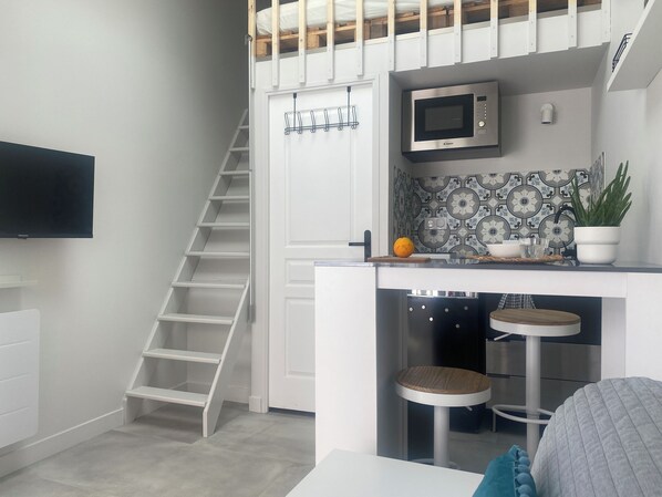 Interior - Cosy studio just a stone's throw from metro station D (Vénissieux)