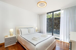 3 chambres, fer et planche à repasser, lit de bébé portatif