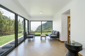 Älytelevisio, takka, pöytätennispöytä