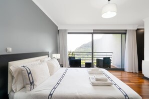 3 habitaciones, tabla de planchar con plancha y cuna de viaje 