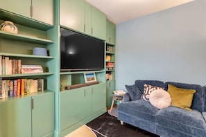 Smart TV, stereo - Eco-friendly 4-bed townhouse with parking in prime Norwich location (Norwich)