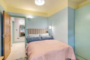 4 habitaciones, escritorio y tabla de planchar con plancha 