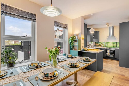 Eco-friendly 4-bed townhouse with parking in prime Norwich location