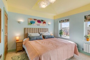 4 bedrooms, desk, iron/ironing board, travel cot - Eco-friendly 4-bed townhouse with parking in prime Norwich location (Norwich)