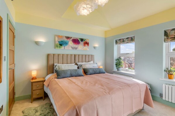 4 chambres, bureau, fer et planche Ă repasser, lit parapluie