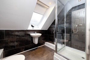 Familienapartment, Stadtblick | Badezimmer | Dusche, Haartrockner, Handtücher