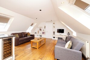 Tabla de planchar con plancha, wifi gratis y ropa de cama 