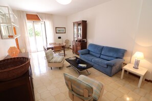 Apartment, 2 Bedrooms, Smoking | Living area