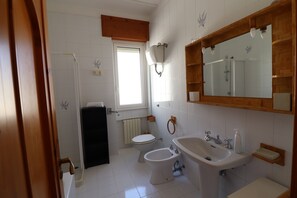 Bathroom - Charming Otranto Apartment Turchese Air Con & Covered Parking (Otranto)