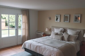4 bedrooms, iron/ironing board, WiFi, bed sheets