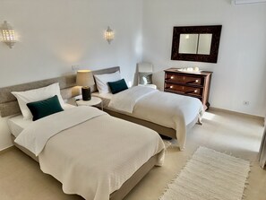 2 chambres, fer et planche à repasser