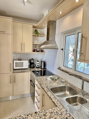 Refrigerador, microondas, horno y parrilla de estufa 