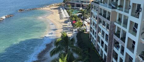 Ligstoelen aan het strand, strandlakens
