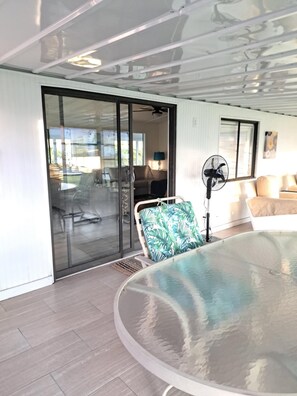 Outdoor dining - Charming 2-bedroom house in Fort Myers with WiFi and AC (Fort Myers)