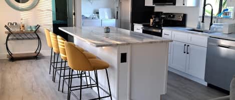 Mikrobølgeovn, ovn, kokeplater og oppvaskmaskin