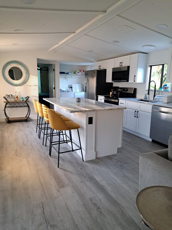 Microwave, oven, stovetop, dishwasher - Charming 2-bedroom house in Fort Myers with WiFi and AC (Fort Myers)