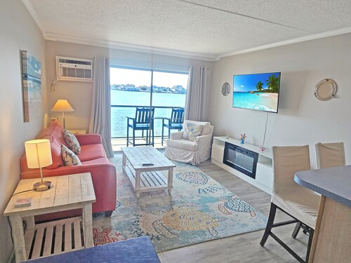 BAYFRONT Ground level Condo w/ Pool, Tennis Courts & Scenic Views - Harbor Sails #104