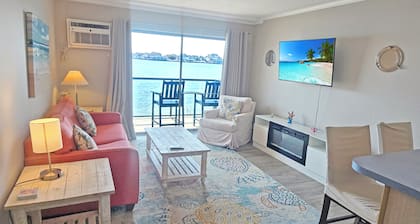 BAYFRONT Ground level Condo w/ Pool, Tennis Courts & Scenic Views - Harbor Sails #104