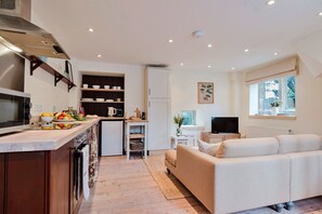 Refrigerador, microondas, horno, tetera/pava eléctrica