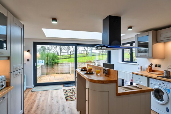 Een koelkast, een microgolfoven, een oven, een vaatwasser