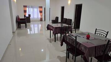 Room, 1 Bedroom, Accessible, Smoking | Dining room