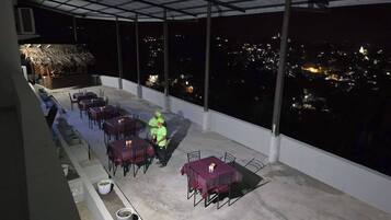 Room, 1 Bedroom, Accessible, Smoking | Dining room