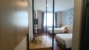Habitación estándar con 1 cama doble o 2 individuales, vistas a la ciudad | 1 dormitorio, cortinas opacas, tabla de planchar con plancha