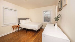 A bedroom with a bed, bedside table, and a small desk. - Kenwood Keys 1 – Cozy Stay for 6 (Cincinnati)