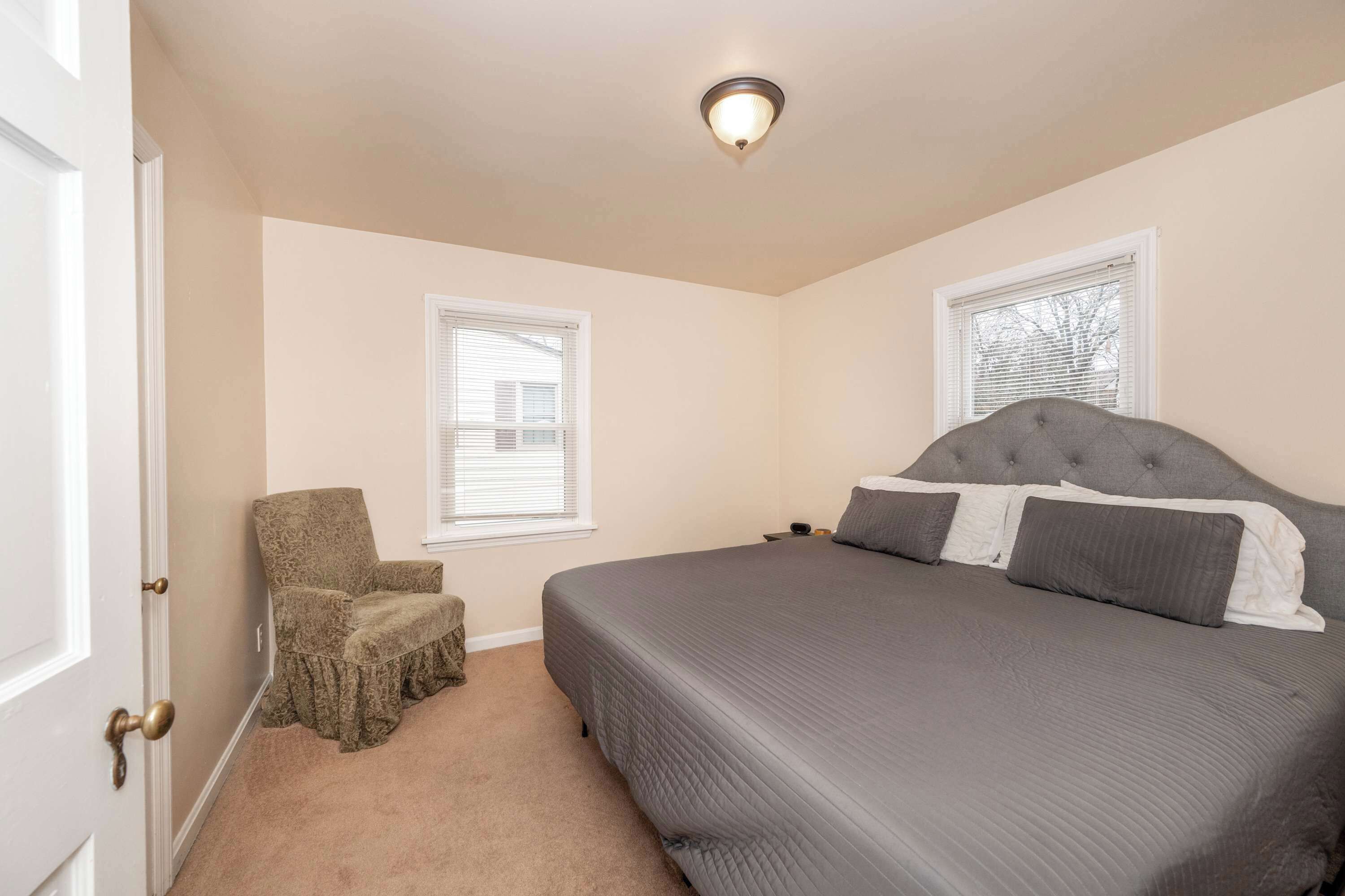 2 bedrooms, iron/ironing board, internet, bed sheets