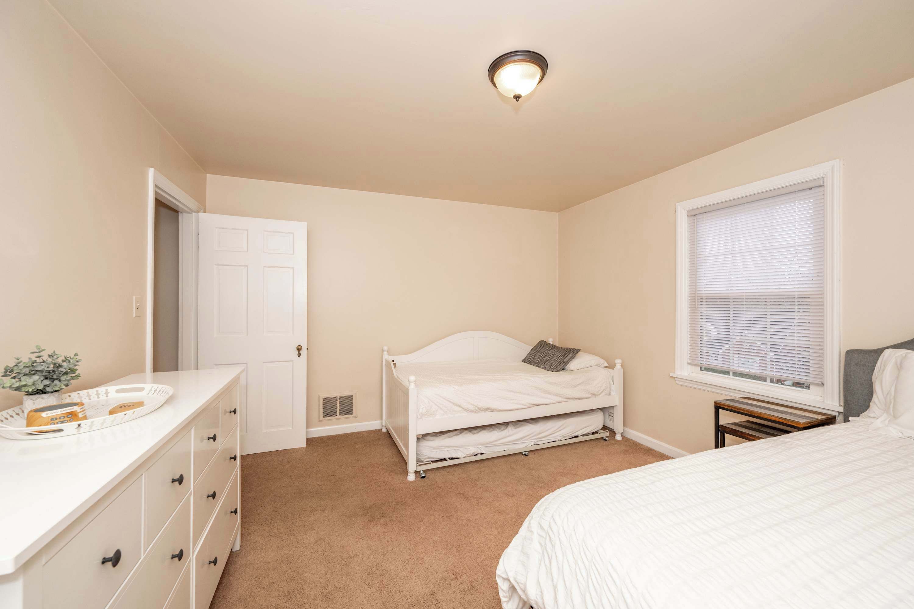 2 bedrooms, iron/ironing board, internet, bed sheets