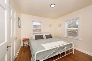 5 bedrooms, iron/ironing board, WiFi, bed sheets
