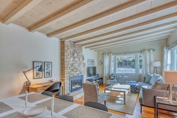 Living area - 2 bedroom ,1.5 bath Beach Cottage Close to Downtown Carmel (Carmel)