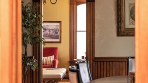 Una habitación con cama, mesa de comedor y ventana.