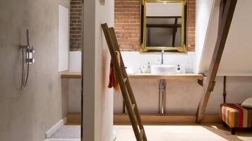 Villa de lujo, vista al parque | Baño | Secadora de cabello, pantuflas, toallas, jabón