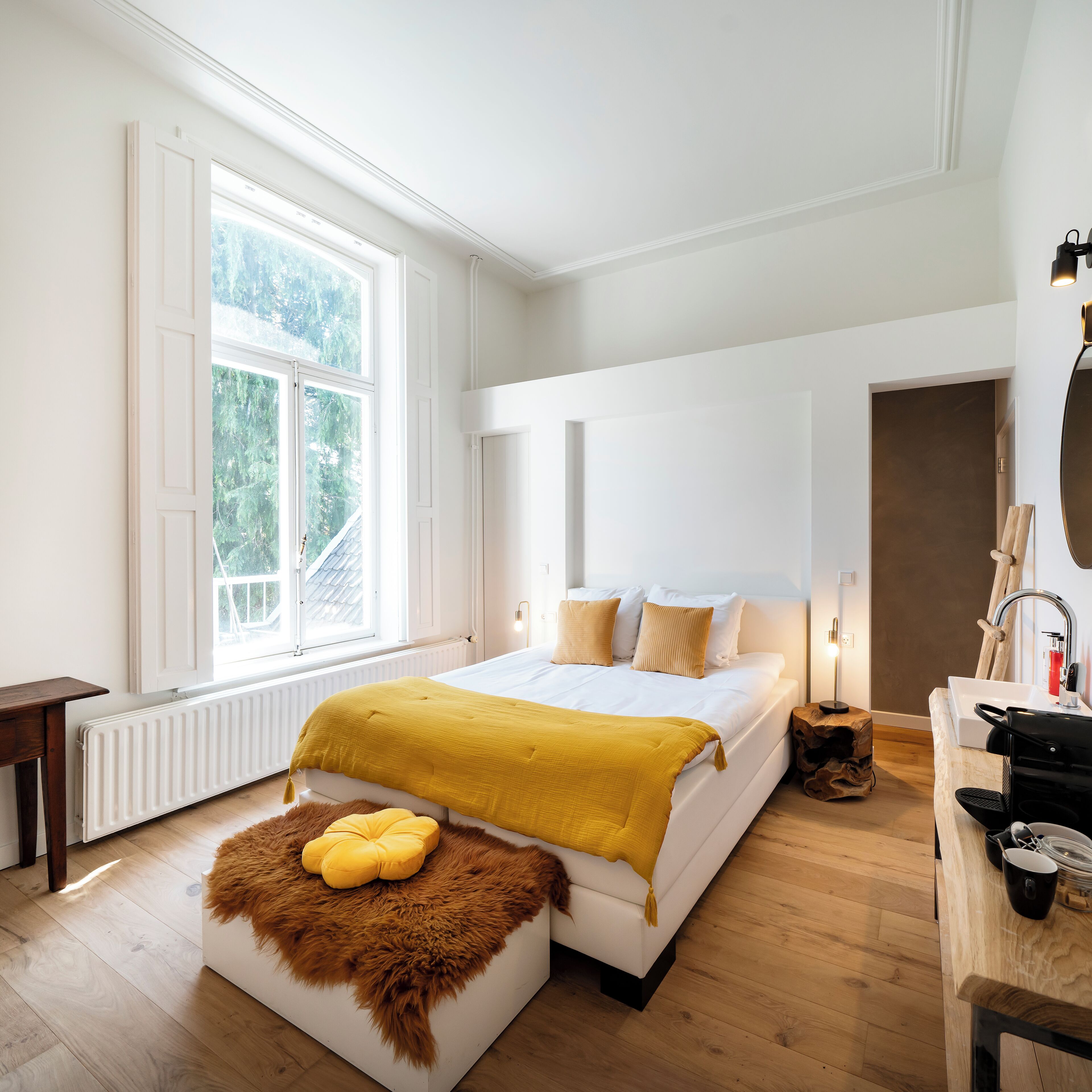 Deluxe tweepersoonskamer | Een kluis op de kamer, een bureau, een laptopwerkplek