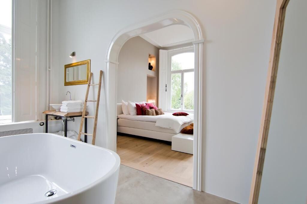 Luxe tweepersoonskamer, uitzicht op park | Een kluis op de kamer, een bureau, een laptopwerkplek