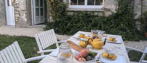 Café da manhã com buffet todos os dias (EUR 10 por pessoa)