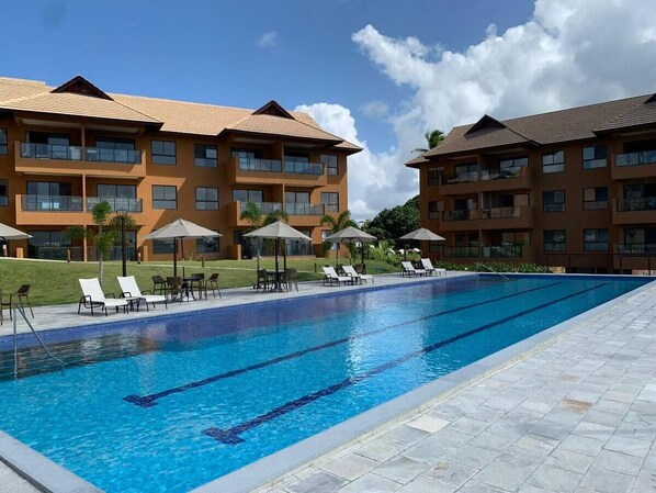 Outdoor pool - Charming 2-bedroom resort with WiFi, fitness room in lovely Carneiros Beach (Tamandaré)