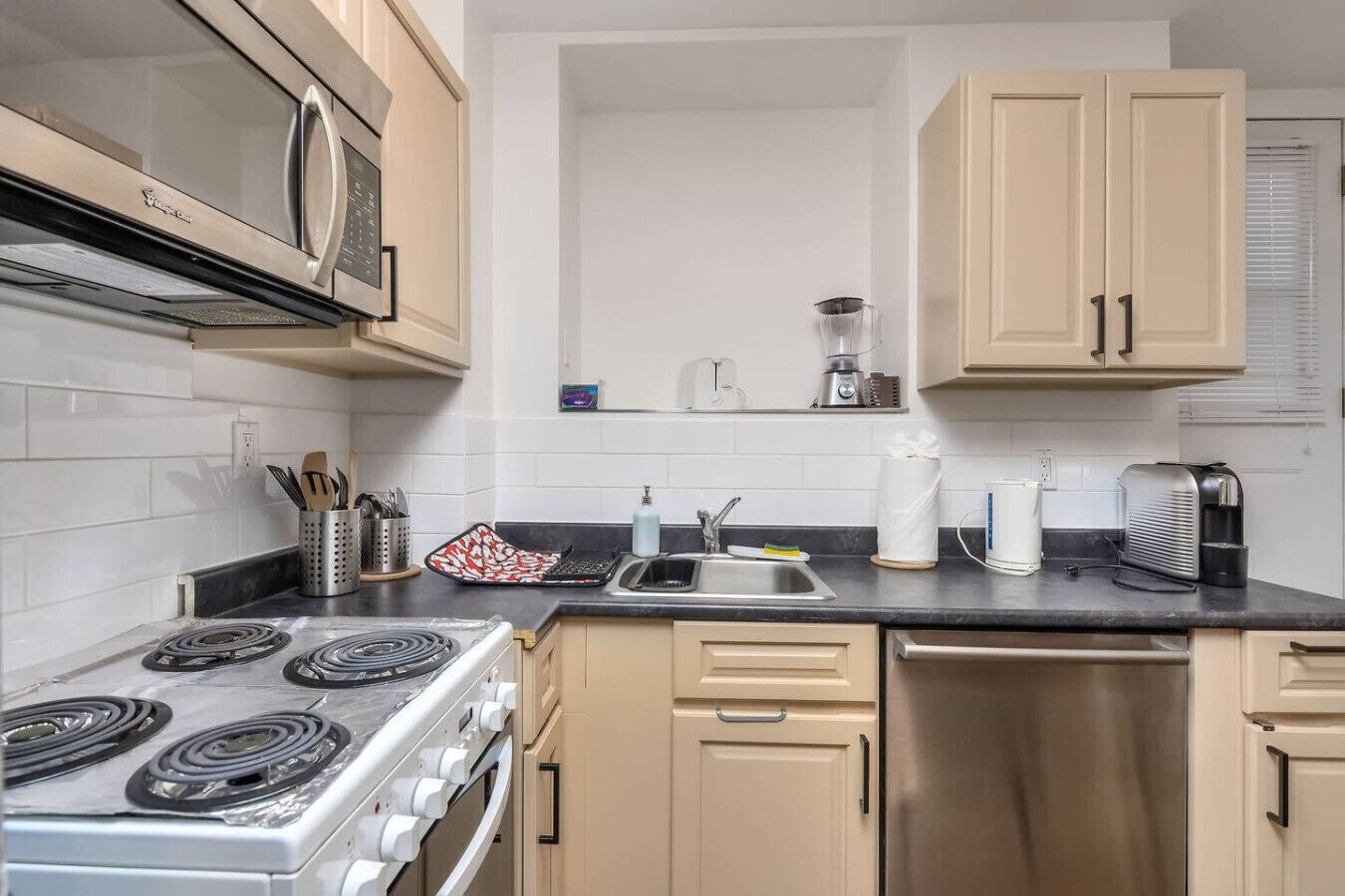 Refrigerador, microondas, horno y parrilla de estufa 