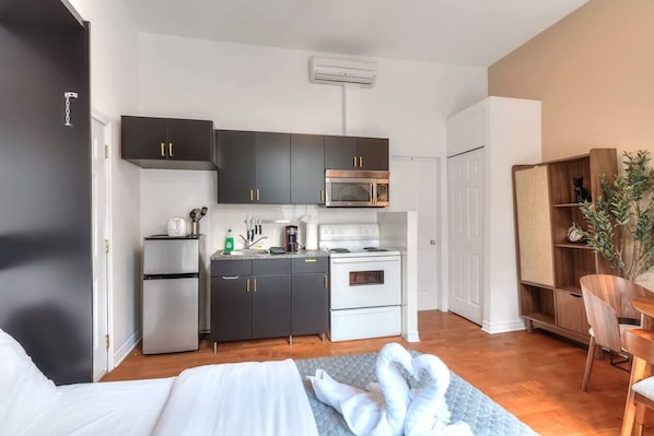 1 bedroom, desk, iron/ironing board, WiFi