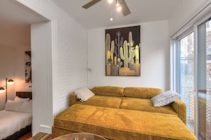 1 habitación, escritorio, tabla de planchar con plancha y wifi