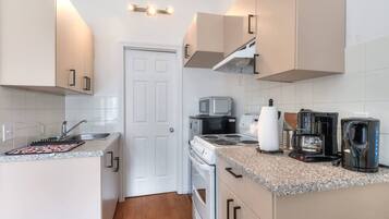 Refrigerador, parrilla de estufa, tostadora y utensilios de cocina