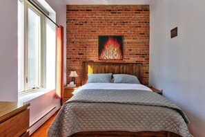 1 dormitorio, escritorio, tabla de planchar con plancha y wifi